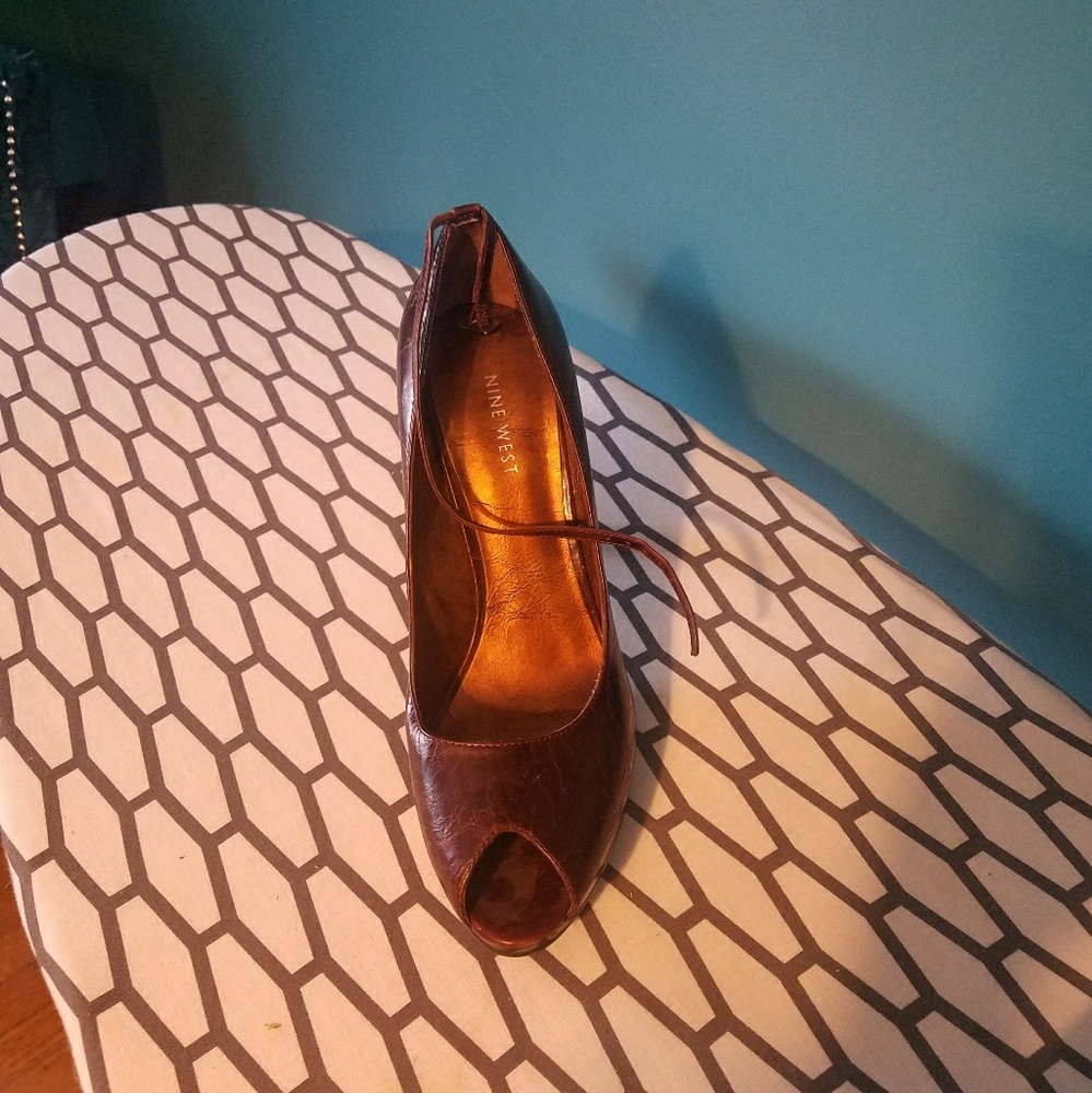 Peep toe pump